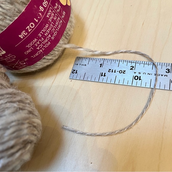 Phildar Linbel Slub Yarn white/warm grey. 1 & 2/3rds skeins. - Picture 11 of 11